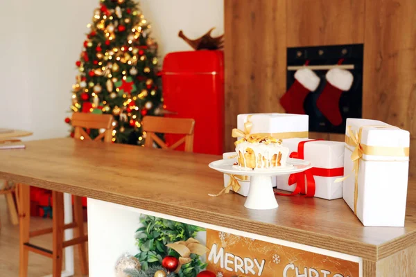 Weihnachtskuchen Mit Geschenken Der Küche — Stockfoto