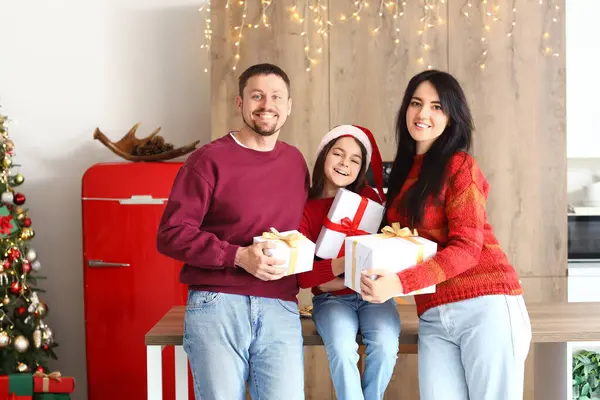 Família Feliz Com Presentes Natal Cozinha — Fotografia de Stock