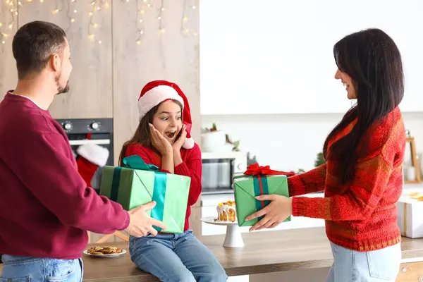 Surpreendida Menina Recebendo Presentes Natal Seus Pais Cozinha — Fotografia de Stock