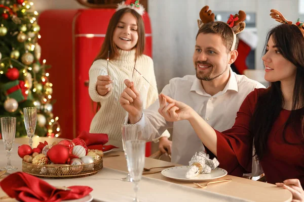 Happy Family Christmas Sparklers Dinner Kitchen — Stock Photo, Image