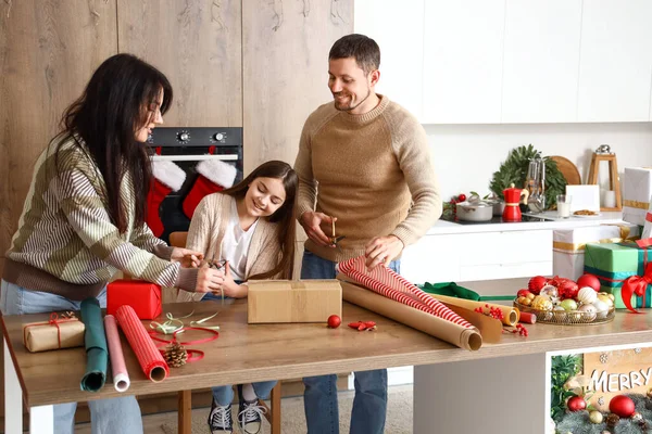 Menina Com Seus Pais Embrulhando Presente Natal Cozinha — Fotografia de Stock