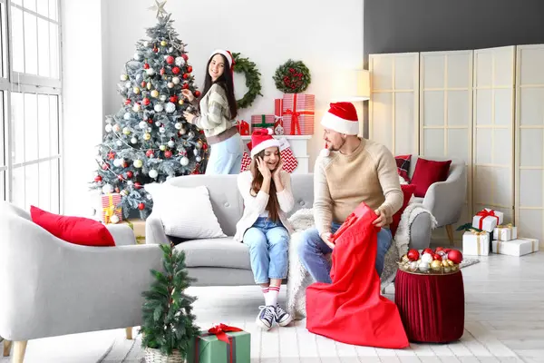 Jovem Com Saco Presentes Natal Sua Família Casa — Fotografia de Stock