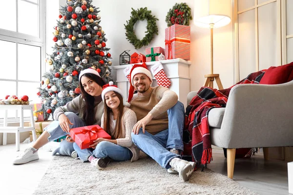 Menina Com Presente Natal Seus Pais Casa — Fotografia de Stock