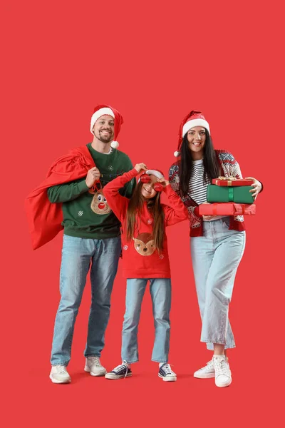 Lycklig Familj Med Julklappar Röd Bakgrund — Stockfoto