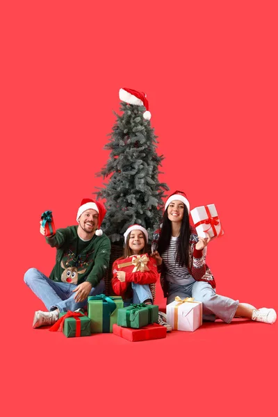 Família Feliz Com Presentes Árvore Natal Fundo Vermelho — Fotografia de Stock