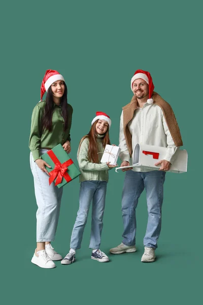 Szczęśliwa Rodzina Prezentami Świątecznymi Zielonym Tle — Zdjęcie stockowe