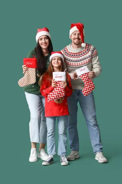 Lycklig Familj Med Julstrumpor Grön Bakgrund — Stockfoto