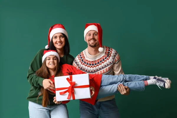 Família Feliz Com Presente Natal Fundo Verde — Fotografia de Stock