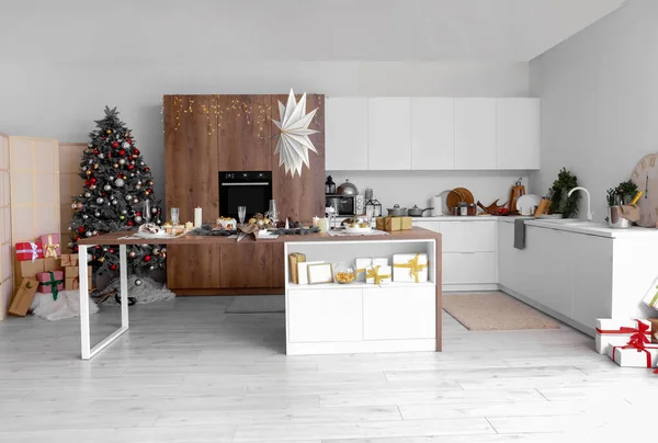 Interior Cocina Con Mesa Comedor Árbol Navidad — Foto de Stock