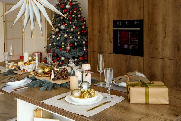 Cenário Natal Com Velas Acesas Mesa Jantar Cozinha — Fotografia de Stock