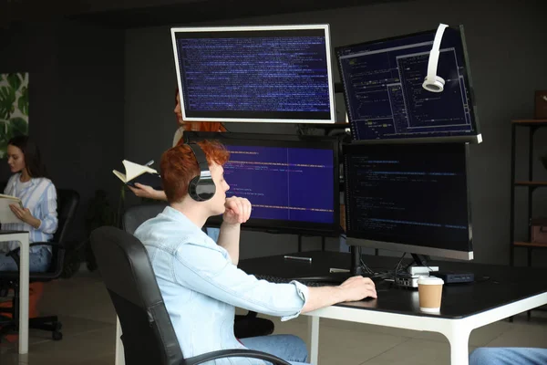 Programador Masculino Que Trabaja Con Computadora Oficina —  Fotos de Stock