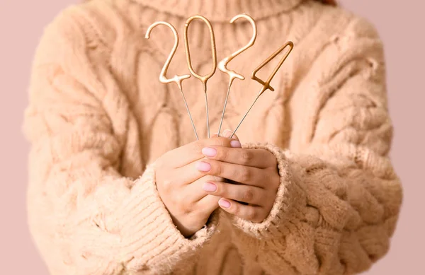Γυναίκα Κρατώντας Χρυσή Εικόνα 2024 Ροζ Φόντο Closeup — Φωτογραφία Αρχείου