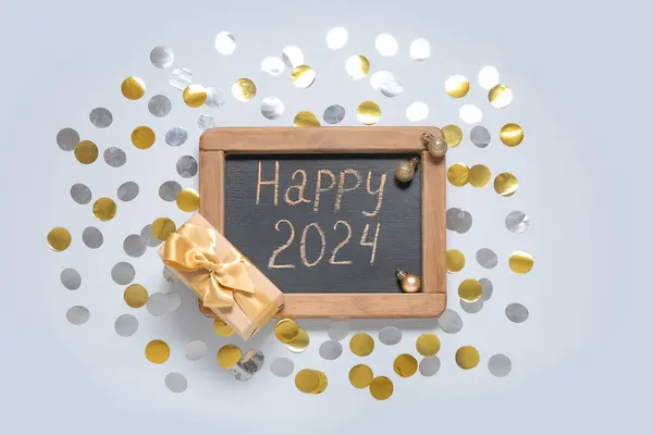Schoolbord Met Tekst Happy 2024 Geschenkdoos Ballen Confetti Witte Achtergrond — Stockfoto