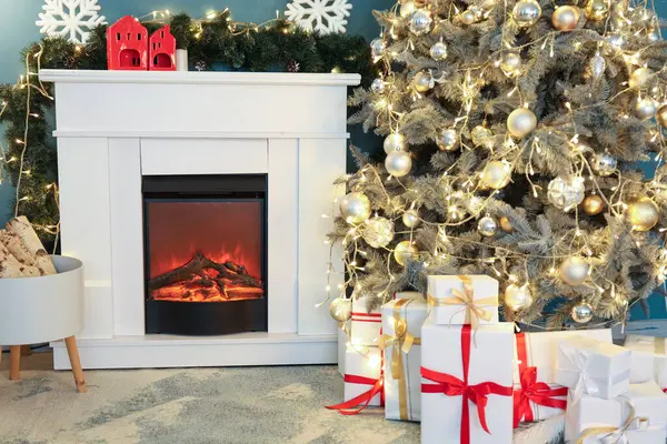リビングルームのクリスマスツリーとギフトボックスで暖炉 クローズアップ — ストック写真