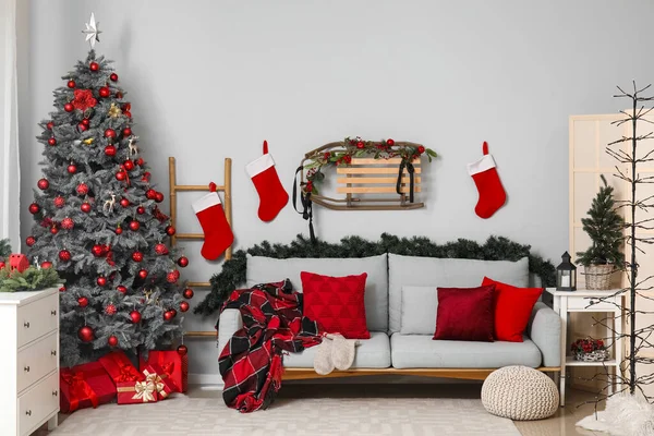 Innenraum Des Wohnzimmers Mit Weihnachtsbaum Geschenkboxen Socken Und Grauem Sofa — Stockfoto