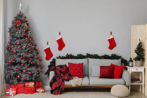 Interior Sala Estar Com Árvore Natal Caixas Presente Meias Sofá — Fotografia de Stock