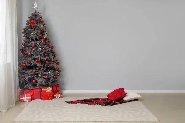Árvore Natal Com Caixas Presente Perto Parede Branca — Fotografia de Stock