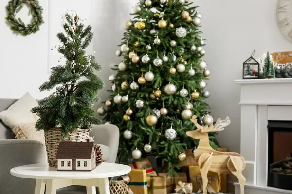 Pequeno Abeto Mesa Sala Estar Com Árvore Natal Close — Fotografia de Stock