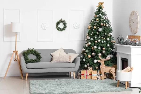 Intérieur Salon Avec Sapin Noël Canapé Gris Coffrets Cadeaux Cheminée — Photo