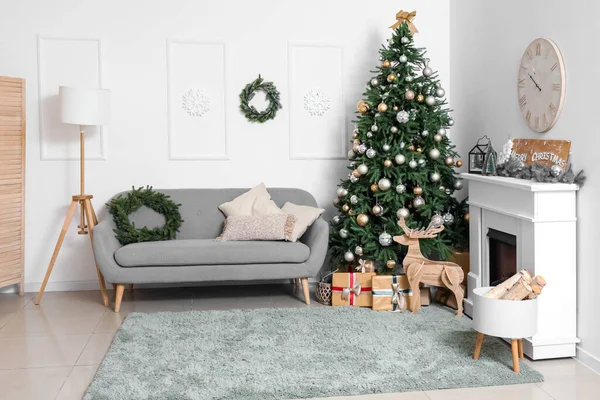 Interior Sala Estar Con Árbol Navidad Sofá Gris Cajas Regalo —  Fotos de Stock