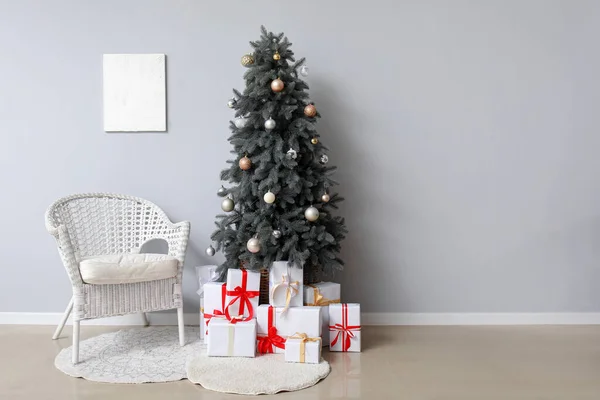 Poltrona Vime Árvore Natal Com Bugigangas Prata Caixas Presente Perto — Fotografia de Stock