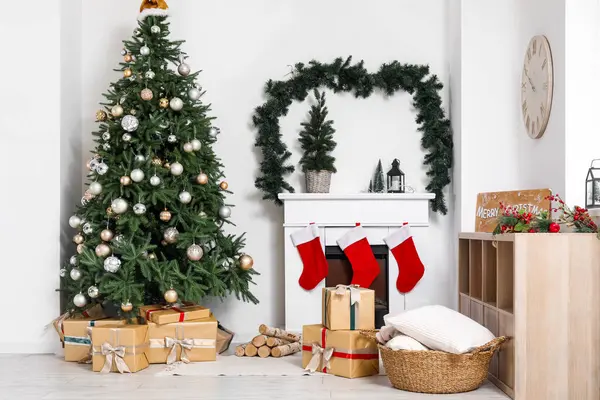 Interior Sala Estar Com Árvore Natal Caixas Presente Lareira — Fotografia de Stock