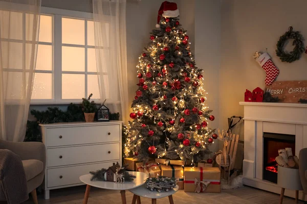 Interior Sala Estar Com Árvore Natal Luzes Brilhantes Mesa Café — Fotografia de Stock
