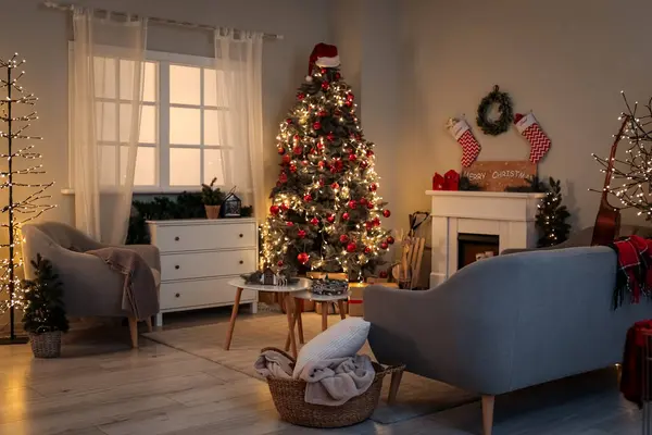 Interior Sala Estar Com Árvore Natal Lareira Poltronas Cinza Cômoda — Fotografia de Stock