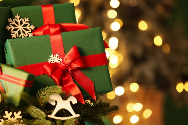 Χριστουγεννιάτικη Σύνθεση Δώρα Και Διακοσμήσεις Ξύλινο Τραπέζι Κατά Θολή Φώτα — Φωτογραφία Αρχείου