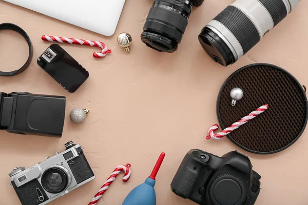 Frame Gemaakt Van Fotografieapparatuur Met Kerstdecor Beige Achtergrond — Stockfoto