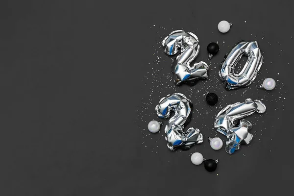 Zilverfolie Ballonnen Nummer 2024 Kerstballen Confetti Zwarte Achtergrond — Stockfoto