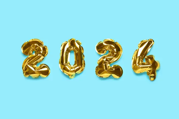 Gouden Folie Ballonnen Nummer 2024 Blauwe Achtergrond Nieuwjaarsconcept — Stockfoto
