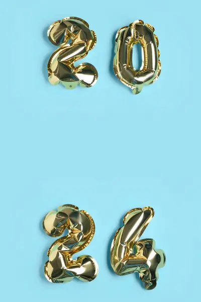 Gouden Folie Ballonnen Nummer 2024 Blauwe Achtergrond Nieuwjaarsconcept — Stockfoto