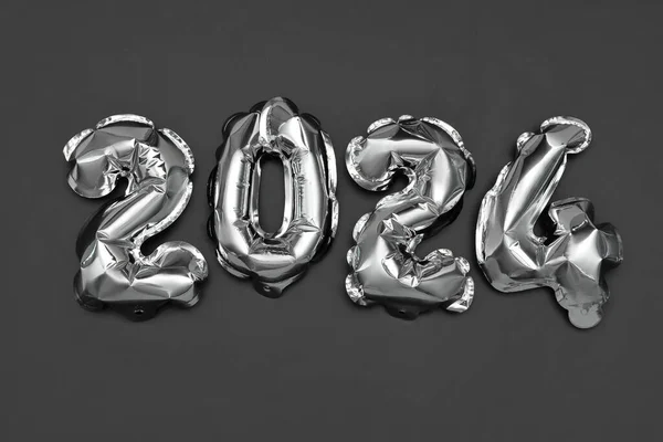 Zilverfolie Ballonnen Nummer 2024 Zwarte Achtergrond Nieuwjaarsconcept — Stockfoto