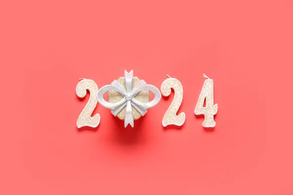 Figure 2024 Gift Box Red Background — Stock Photo, Image