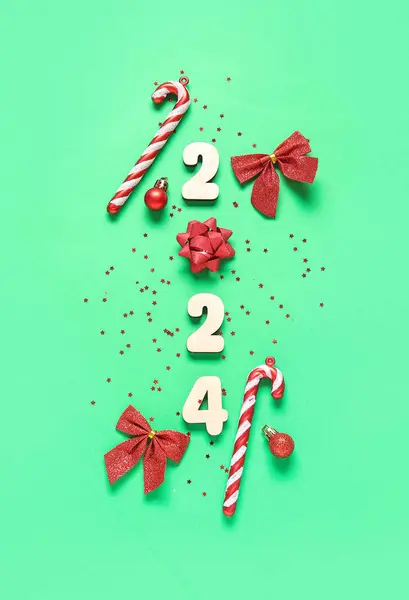 図2024 緑の背景にクリスマスの装飾とキャンディー缶 — ストック写真