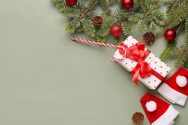 Χριστουγεννιάτικο Δέντρο Κλαδιά Κουτί Δώρου Μπάλες Και Κώνους Γκρι Φόντο — Φωτογραφία Αρχείου