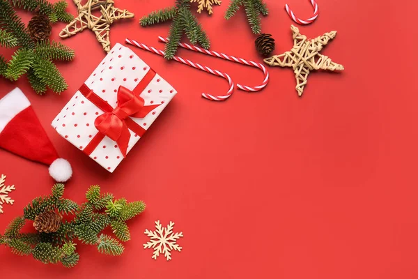 Χριστουγεννιάτικο Δέντρο Κλαδιά Κουτί Δώρου Και Διακοσμήσεις Κόκκινο Φόντο — Φωτογραφία Αρχείου