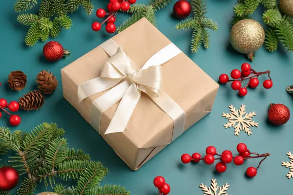 圣诞树分枝 有礼品盒 蓝色背景的球和划艇 — 图库照片