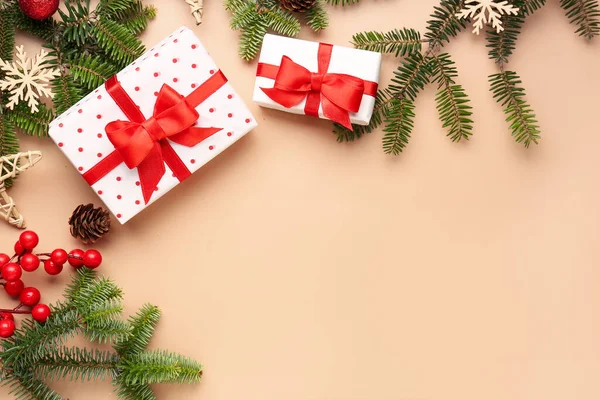 圣诞树分枝 配有礼品盒 划和米色背景的装饰品 — 图库照片