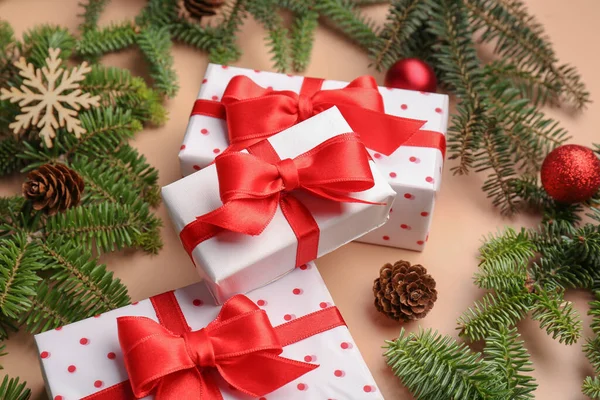 Ramos Árvore Natal Com Caixas Presente Bolas Decorações Fundo Bege — Fotografia de Stock