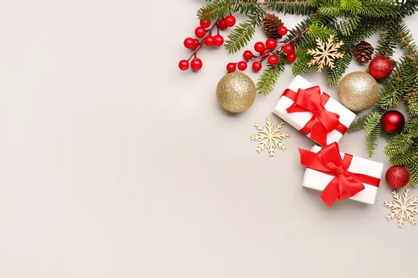 Χριστουγεννιάτικο Δέντρο Κλαδιά Κουτιά Δώρων Μπάλες Και Rowan Γκρι Φόντο — Φωτογραφία Αρχείου
