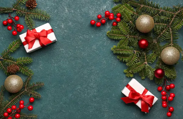 Πλαίσιο Από Κουτιά Δώρων Κλαδιά Χριστουγεννιάτικου Δέντρου Κουκουνάρι Και Μπάλες — Φωτογραφία Αρχείου