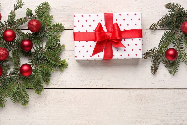 圣诞树枝 装有礼品盒 白色木制背景的球 — 图库照片