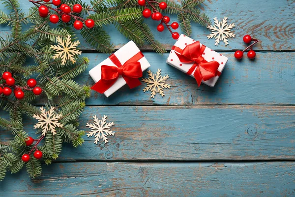 Weihnachtsbaumzweige Mit Geschenkschachteln Und Eberesche Auf Blauem Holzhintergrund — Stockfoto