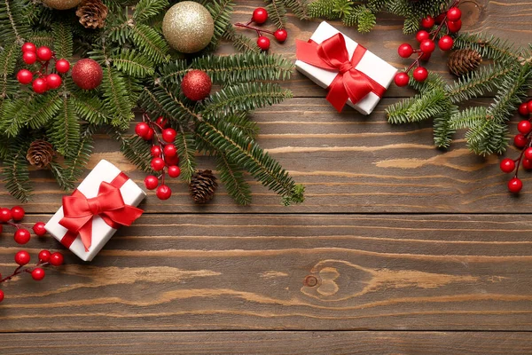 Weihnachtsbaumzweige Mit Geschenkschachteln Und Eberesche Auf Holzgrund — Stockfoto