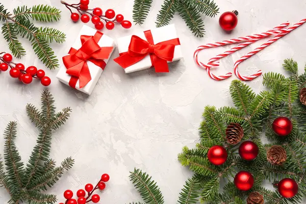 Rahmen Aus Geschenkboxen Mit Weihnachtsbaumzweigen Und Eberesche Auf Weißem Grunge — Stockfoto