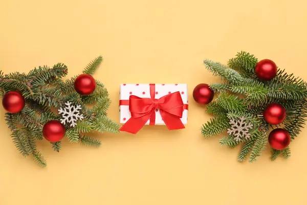 Χριστουγεννιάτικα Κλαδιά Δέντρου Μπάλες Νιφάδες Χιονιού Και Κουτί Δώρου Κίτρινο — Φωτογραφία Αρχείου