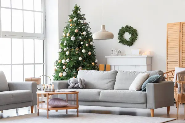 크리스마스 트리와 장식과 거실의 인테리어 — 스톡 사진