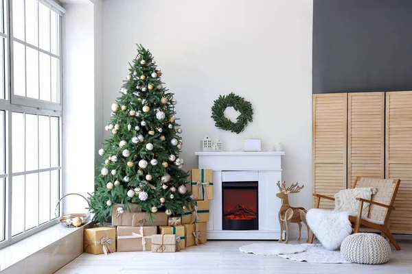 Interieur Des Festlichen Wohnzimmers Mit Geschenkboxen Unter Dem Weihnachtsbaum — Stockfoto